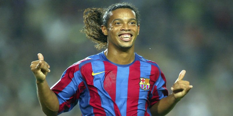 Cầu thủ gốc người Brazil - Ronaldinho sút phạt hay